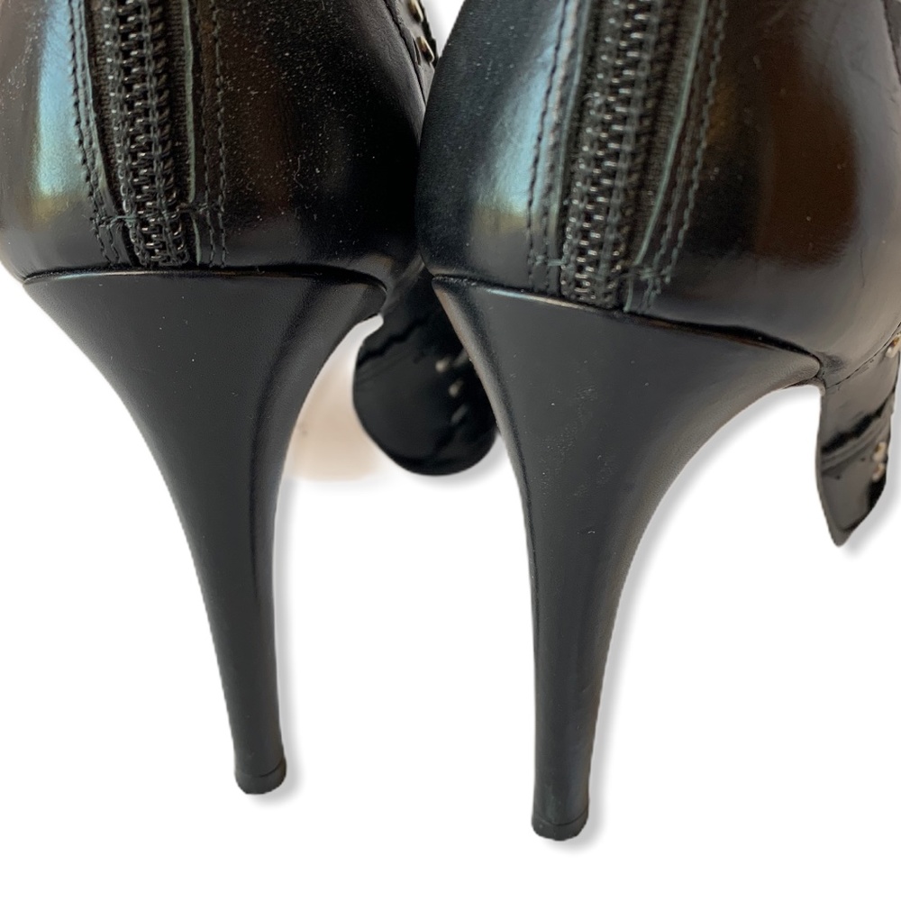 Stuart Weitzman CAGEY Scalloped Calfskin Bootie 9 - Picture 7 of 11